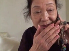 Abuela japonesa de 75 años. Japonés abuelita japonesa amateur mamada de 75 años
