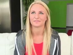 La rubia Payton es follada duro a lo grande por su amiga en. La rubia Payton es follada duro a lo grande por su amiga en un sofá por la erección grande y súper dura de sus amigos después de que la atrapó desnudándose frente a la cámara y luego se unió a e