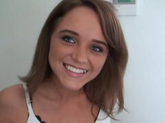 Espléndida Hellga Apple actúa travieso por dinero en un Video POV