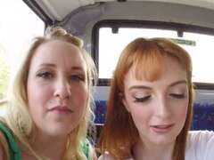 Trío mierda partido en autobús. Dos chicas amateur británicas sexy de fiesta y atrevidas en autobús público cuando se encuentran una polla enorme para follar y chupar en trío