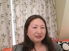 Obesa milf japonesa Miyoko Nagase es demasiado caliente para detenerse desde que asomó