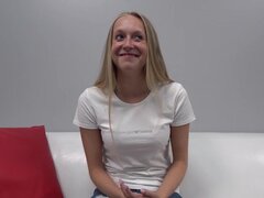 Fiel princesa se inclinó y le dejó follarla después de interivew, Stepanka, una encantadora amateur con el pelo largo y rubio vino a nuestro estudio. Esta chica de buena familia, siempre ha sido fiel a su novio. Pero aún así nos mostró su increíble cuerpo