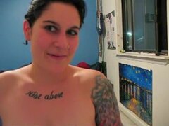 Así es como la puta de pelo corto entró en el mundo del porno, Sexy video de webcam de una linda y curvilínea chica tatuada de pelo negro mostrando sus suculentas tetas y su exuberante trasero para introducirse en el mundo del porno