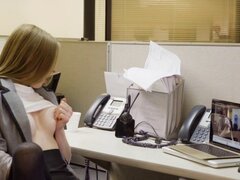 Secretaria cachonda golpea a nerd en su oficina. Cachonda Secretaria Ava Hardy me alojé en oficina tras oficina cerrada para hacer algunos trabajos de cam, pero luego lo nerd atrapado su masturbándose y luego ella empujó su pene en su coño