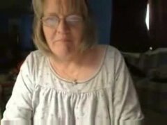 BBW grannywith gafas muestra sus grandes tetas naturales y afeitado vag para la webcam.