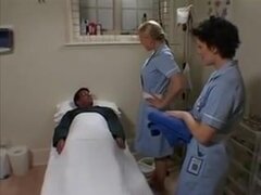 2 enfermeras británicas jabón y atornille a un hombre afortunado,
